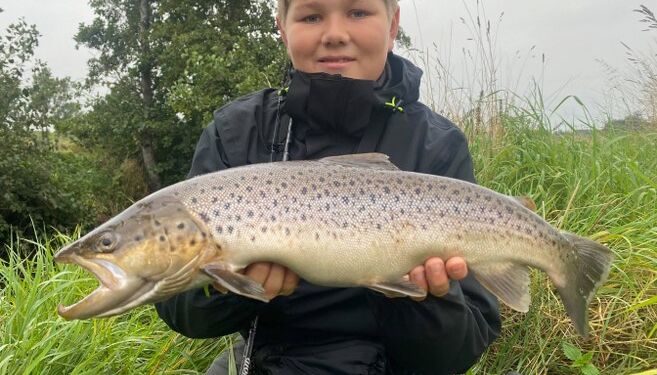 Mikkel med den flotte havørred. Foto: Privat.