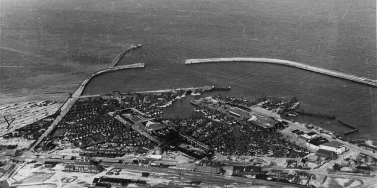 Den isfri havn var populær også for fartøjer langvejs fra.