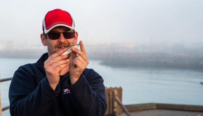 Denne entusiastisk lystfisker, som i starten af september blev foreviget med en lille hvilling, skulle næsten have været med i fiskekonkurrencen hos Hook & Cook i Hirtshals. Foto (arkiv): Jim Christensen.