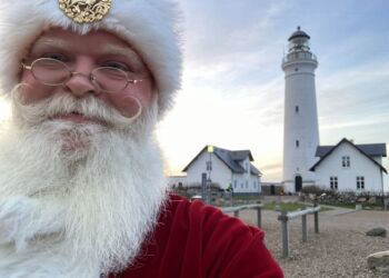 Julemanden ses her ved Hirtshals Fyr, men han har lovet også at dukke op til juletræsfesten i Hirtshals Hallen. Foto (arkiv): Privat.