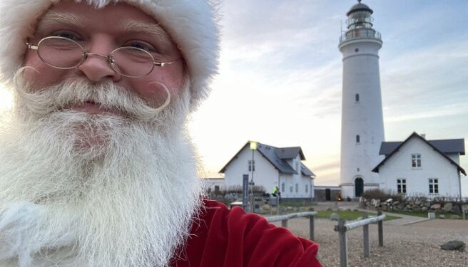 Julemanden ses her ved Hirtshals Fyr, men han har lovet også at dukke op til juletræsfesten i Hirtshals Hallen. Foto (arkiv): Privat.