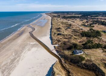 Stranden ved Kjul Å med udsigt mod Uggerby og Tversted. Foto (arkiv): Henning Larsen.