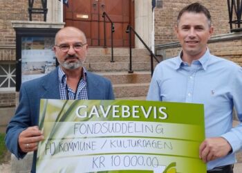 Formand for Integrationsrådet, Mehrsad Sadjadi, tog imod pengene, som blev overrakt af regionsdirektør Casper N. Larsen.