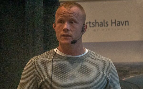 Direktør Kim Lyhne fra Danish Salmon i Hirtshals ved en havnekonference på Nordsøen Oceanarium. Foto (arkiv): Elling.