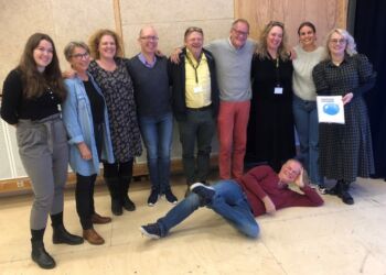 Fra venstre er det lysdesigner Mia Willett, skuespillerne Hanne Laursen, Lone Rødbroe, Robin Haslund Buch, Ulver Skulie Abildgaard og Henrik “Baloo” Andersen, instruktør Louise Schouw samt dramaturgerne Ditte Bladt-Hansen og Anne Middelboe Christensen. Foran dem slænger skuespiller Jørgen Bing sig.
