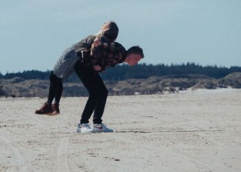 Nanna Nørholm fra Hjørring fik overbevist kæresten Frederik om at tage med hende tilbage til Nordjylland. En spændende rejse - men ikke uden frygt. Foto: Arkiv.