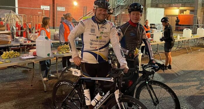 Oliver Ditlev Nielsen sammen med cykelcoach  Morten Trampedach fra Team Hjørring Youth tidligere på dagen i Aarhus. Foto: Privat.