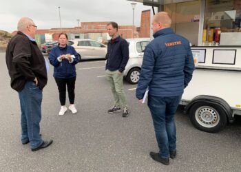 Venstres lokale byrådsmedlem Jørgen Christensen i samtale med partifællerne Lone Olsen, Mads Duedahl og Jørgen Christensen. Foto (arkiv): Niels Skipper.