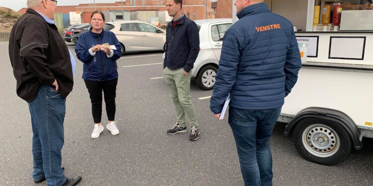 Venstres lokale byrådsmedlem Jørgen Christensen i samtale med partifællerne Lone Olsen, Mads Duedahl og Jørgen Christensen. Foto (arkiv): Niels Skipper.