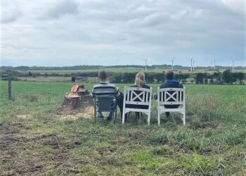 Naboerne har vindmøller i "baghaven" i dag, men de frygter en mur af støj og gener, hvis de eksisterende otte møller skal erstattes af kæmpevindmøller, der er tre gange så store.
Foto: Julie Schou Nielsen, TV2 Nord.