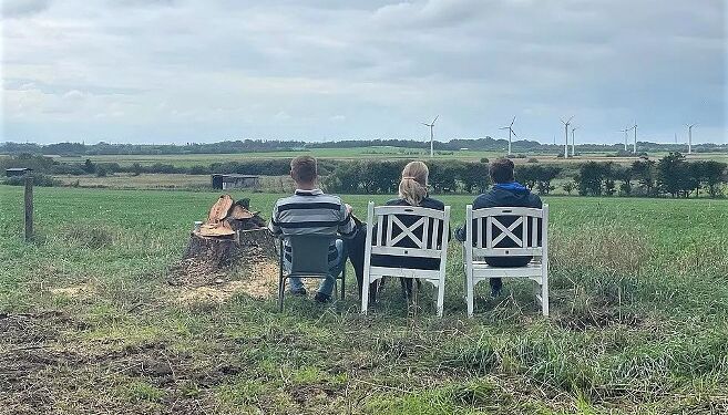 Naboerne har vindmøller i "baghaven" i dag, men de frygter en mur af støj og gener, hvis de eksisterende otte møller skal erstattes af kæmpevindmøller, der er tre gange så store.
Foto: Julie Schou Nielsen, TV2 Nord.