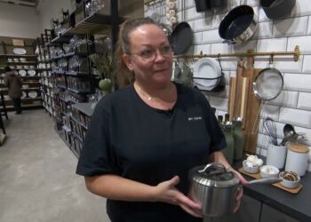 Butikschef hos Kop&Kande i Hjørring Anette Brix fortæller, at det er blandt andet er transportsituationen, der er skyld i, at butikken må melde udsolgt af visse varer og ikke kan genbestille dem inden jul.
