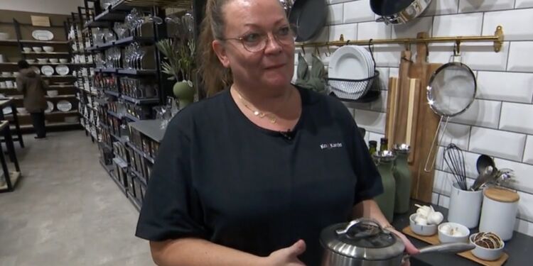 Butikschef hos Kop&Kande i Hjørring Anette Brix fortæller, at det er blandt andet er transportsituationen, der er skyld i, at butikken må melde udsolgt af visse varer og ikke kan genbestille dem inden jul.