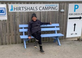 Jørgen puster ud på bænki efter endnu en meget travl sæson hos Hirtshals Camping. Foto (arkiv): Privat.