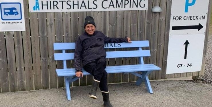 Jørgen puster ud på bænki efter endnu en meget travl sæson hos Hirtshals Camping. Foto (arkiv): Privat.