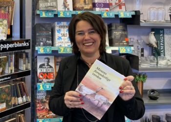 Henriette med Kjeld Larsens lokalhistoriske bog hos Bog & idé i Hirtshals.