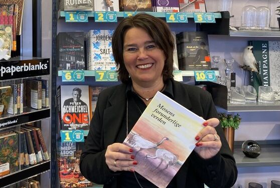 Henriette med Kjeld Larsens lokalhistoriske bog hos Bog & idé i Hirtshals.