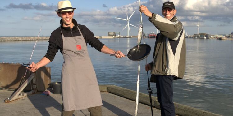 Selv om herrerne her med både makrel og hornfisk samt en pande til tilberedning måske nok havde fortjent en præmie, blev de tre velfortjente vindere dem nedenfor. Foto: Privat.