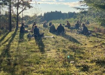 Foreningen Jordforbindelsen på tur til Uggerby Klitplantatge.