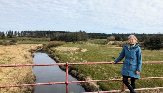 Socialdemokraten Laila Zielke ved Den Røde Bro over Liver Å. Foto: Arkiv.