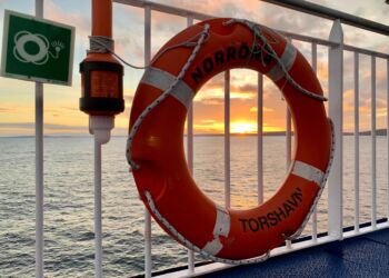 Norröna passerede søndag klokken 18 Shetlandsøerne og stævnede ud i Nordatlanten efter at have mødt HG 264 Ruth.