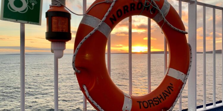 Norröna passerede søndag klokken 18 Shetlandsøerne og stævnede ud i Nordatlanten efter at have mødt HG 264 Ruth.