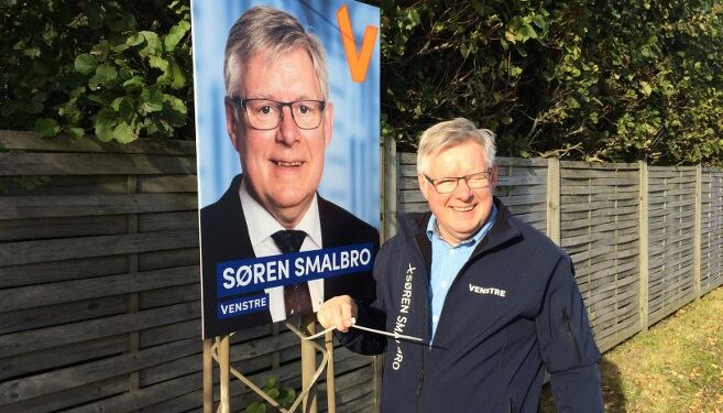 Borgmesterkandidat Søren Smalbro ved en valgplakat før det aktuelle tyveri af omkring 40 plakater i Højene. Foto: Arkiv.