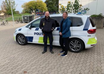 Thomas fra Nordjyllands Politi og karrierelæringsvejleder Lene Peilicke fra Sindal Skolecenter under et besøg på Bindslev Skole. Foto (arkiv): Niels Skipper.