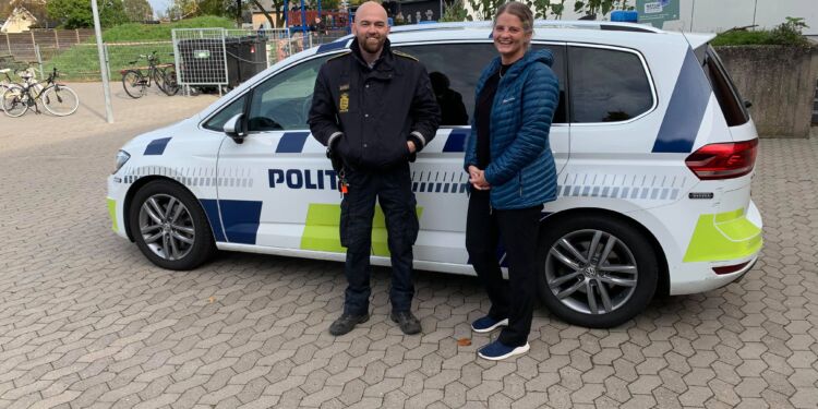 Thomas fra Nordjyllands Politi og karrierelæringsvejleder Lene Peilicke fra Sindal Skolecenter under et besøg på Bindslev Skole. Foto (arkiv): Niels Skipper.