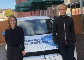 Julie alias Luise Kirsten Skov og Romeo alias Lue Støvelbæk har sat strøm til transporten – og fra 2. september sætter de fuldt blus på Hamlets klassiker på Vendsyssel Teater.