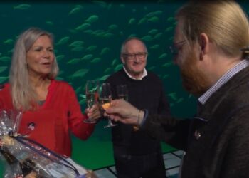 Turistchef Laila Zielke og handelschef Per Martensen  skåler med Patrik Zigwart.