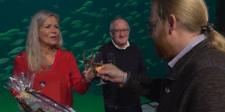 Turistchef Laila Zielke og handelschef Per Martensen  skåler med Patrik Zigwart.