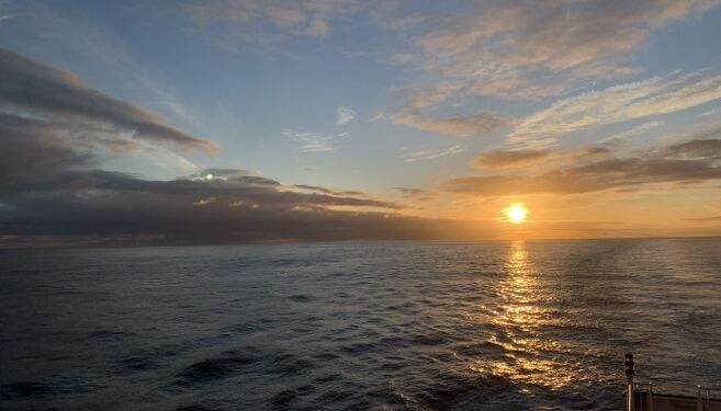 Solopgang over Nordsøen, hvor man i horisonten for kort tid siden kunne ane kysten i Norge.