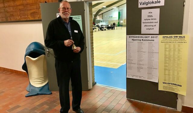Jørn Munk Nielsen ringede kommunalvalget af i Hirtshals Hallen den 21. november 2017. Foto: Arkiv.