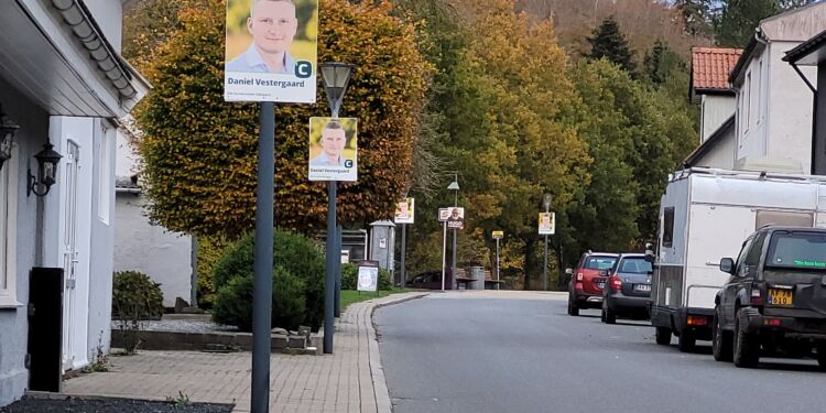 Valgplakater ophængt i Tolne. Foto: Bitten Rosenberg Petersen.