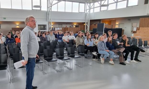 Servicechef Hans Jørgen Nielsen fra EUC Nord snakker med elever fra htx Hjørring om affaldshåndtering.