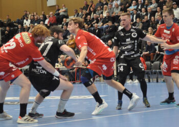 Steffan Stollig kæmper sig fri på stregen med Christian Lykke som tilskuer. Foto: Erik Torp.
