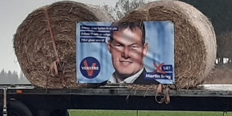 Det forsvundne banner med kontrafejet af Martin Brag fra Venstre.