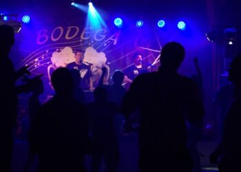 Bodegaduoen underholder den 19. november i Jye's Bagbutik.