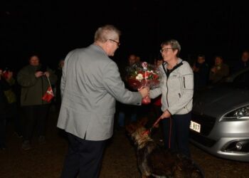 Borgmester Arne Boelt tager imod Goa og Liselotte H. Nielsen. Foto: Hanne Hvidegaard.