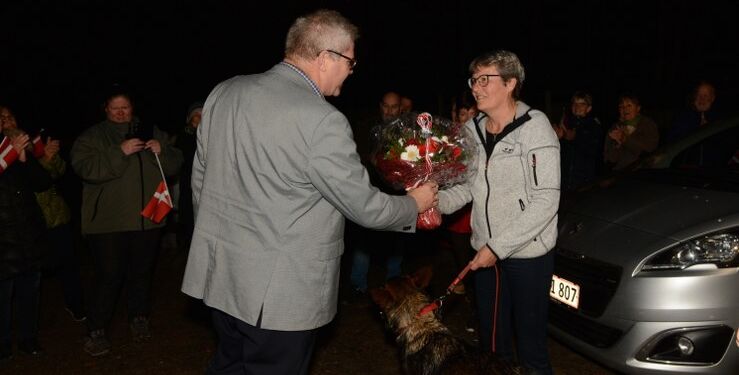 Borgmester Arne Boelt tager imod Goa og Liselotte H. Nielsen. Foto: Hanne Hvidegaard.