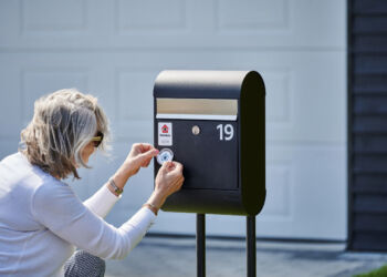 I de kommende måneder går hundredvis af Nabovenner på gaden med skrabekalendere til naboerne, som hver søndag i advent kan skrabe sig til et godt råd mod indbrud juletiden. Foto: Nabohjælp.