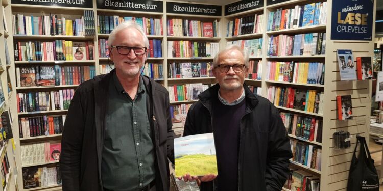 Torben Elling og Poul Jansen med digtsamlingen Havgus. Foto: Arkiv.