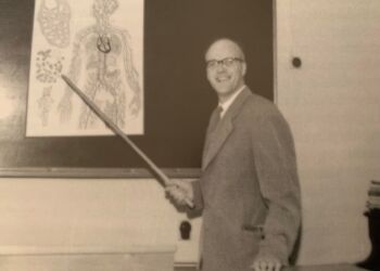 Lægen E. Engel Jensen underviser i anatomi på Horne Højskole (Inga Pedersen).