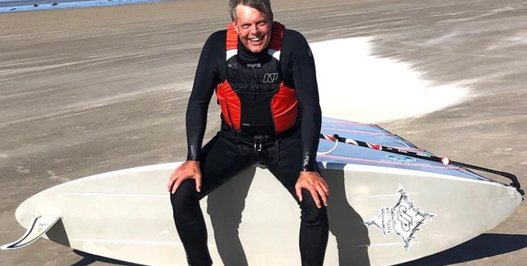 Erik Høgh-Sørensen fra DF med surfbrættet på stranden i det nordvestlige Vendsyssel. Foto: Arkiv.