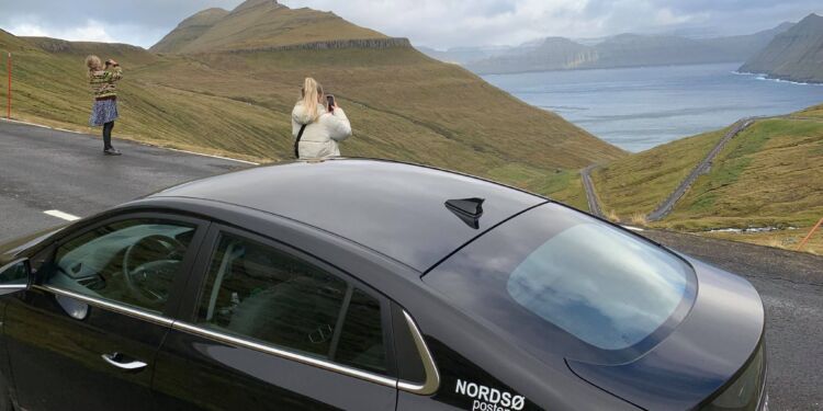 Fruen og yngste datter under en køretur til den afsidesliggende bygd Gjógv. Foto: Niels Skipper.