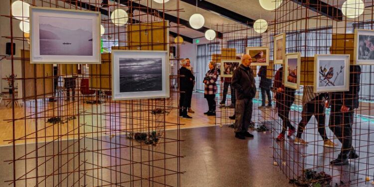 Lyse og indbydende rammer ved en fotoudstilling hos Tversted Fotogruppe  på Klitgården. Foto: (arkiv) Elling.