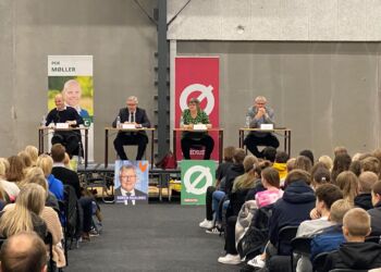 Fra venstre på podiet er det Per Møller (C), Søren Smalbro (V), Louise Hvelplund (Ø) og Arne Boelt (A). Foto (arkiv): HPR.