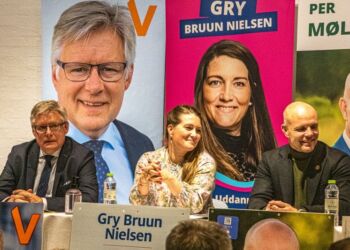 Gry Bruun Nielsen mellem Søren Smalbro (V) og Per Møller (C) ved en valgdebat på Vrå Højskole op til KV21. Foto (arkiv): Elling.