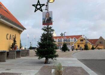 Der er for tiden mange politiske ledestjerner i lygtepælene, men de overstråles nu mange steder af den kristne Betlehemstjerne i Hirtshals. Foto: Niels Skipper.